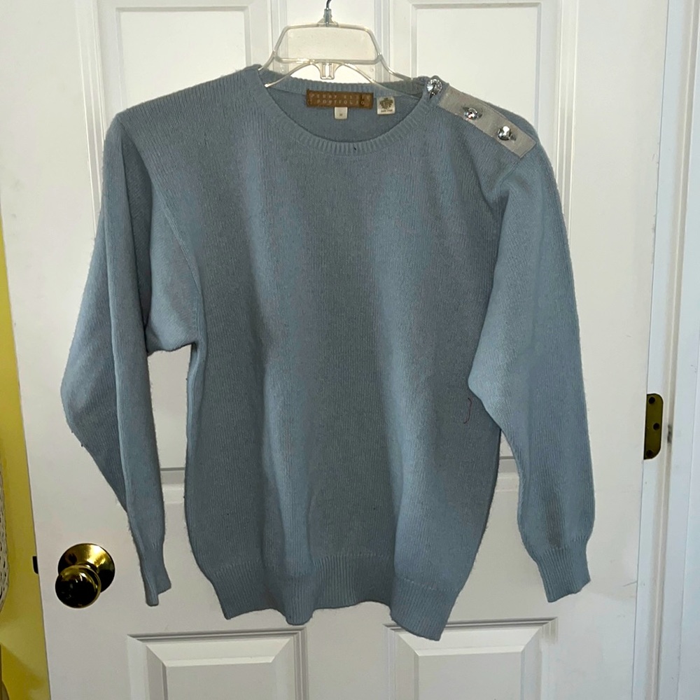 Women’s Perry Ellis Crewneck Sweater. wool, angora and nylon. Size Medium.